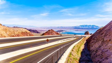 Nevada ve Arizona eyaletlerinin sınırındaki Hoover Barajı'ndaki Colorado Nehri üzerindeki Mike O' Callaghan-Pat Tillman Memorial Köprüsü'ne inerken 93.