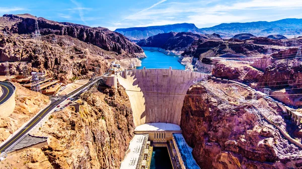 Hoover Barajı, Nevada ve Arizona arasındaki sınırda, Colorado Nehri'nin Siyah Kanyon beton kemer baraj ön görünümü. Mike O'Callaghanpat Tillman Memorial Köprüsü'nden görüntülendi