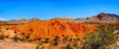 Lake Mead Ulusal Rekreasyon Alanı Northshore Road Sr167 boyunca Engebeli ve Renkli Dağların Panorama Görünümü Nevada Boulder City ve Overton arasında yarı çöl manzara ile çalışır, ABD