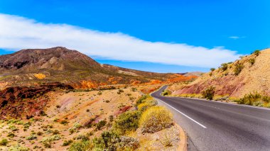 Northshore Road Sr167 Lake Mead Ulusal Rekreasyon Alanı Nevada Boulder City ve Overton arasında engebeli dağlar ile yarı çöl manzara ile sarma, ABD