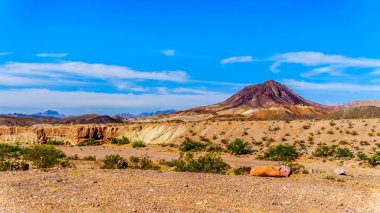 Lake Mead Ulusal Rekreasyon Alanı Northshore Road Sr167 boyunca Sağlam ve Renkli Dağlar Nevada Boulder City ve Overton arasında yarı çöl manzara ile çalışır, ABD