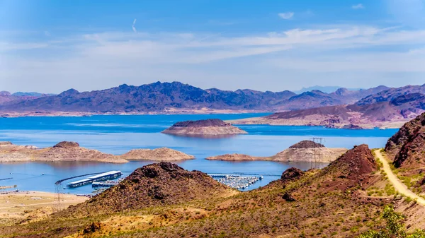 Nevada ve Arizona, Abd arasındaki Hoover Barajı yakınlarındaki Tarihi Demiryolu Yürüyüş Parkuru'ndan Mead Gölü manzarası