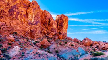 Nevada, ABD'deki Valley of Fire State Park'taki Fire Wave Trail'de renkli kırmızı, sarı ve beyaz bantlı kaya oluşumlarının ortasında büyük Kırmızı Kumtaşı oluşumu