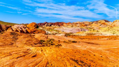 Nevada, ABD'deki Valley of Fire State Park'taki Fire Wave Trail boyunca renkli kırmızı, sarı ve beyaz bantlı kaya oluşumları