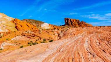Nevada, ABD'deki Valley of Fire State Park'taki Fire Wave Trail boyunca renkli kırmızı, sarı ve beyaz bantlı kaya oluşumları