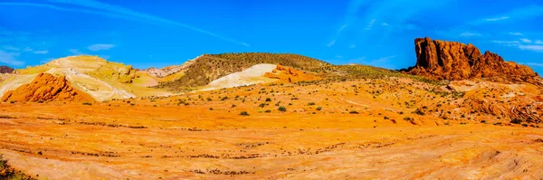 Panorama Com Uma Grande Formação Arenito Vermelho Meio Coloridas Formações — Fotografia de Stock