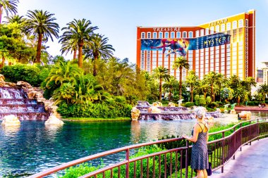 Las Vegas, Nevada/Abd - 8 Haziran 2019: Las Vegas Bulvarı'ndaki Mirage Resort and Casino'daki Göl ve Şelaleler, The Strip olarak da anılıyor. Treasure Island Resort ve Casino arkasında