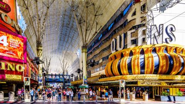 Las Vegas, Nevada/Usa - 9 Haziran 2019: Casinolar, Neon Lights ve Street Entertainment ile Las Vegas şehir merkezinin kalbindeki ünlü Fremont Caddesi'nde gün boyunca kalabalığın koşuşturması