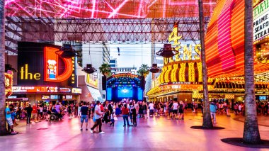 Las Vegas, Nevada/Usa - 9 Haziran 2019: Birçok Casinos, Neon Lights ve Entertainment ile Las Vegas şehir merkezinin kalbinde ünlü Fremont Caddesi'nde akşam koşuşturma