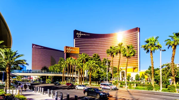 Las Vegas, Nevada/Usa - 9 Haziran 2019: Öğleden sonra güneşi, Strip'teki Wynn Resort and Casino'nun modern binasının camını yansıtıyor. Arka planda Wynn Encore Resort