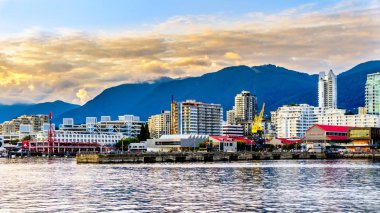 Vancouver, British Columbia/Kanada - 11 Temmuz 2019: Float Uçak Terminali ve Yüksek Katlı Binalar Downtown ve Coal Harbour silüeti oluşturuyor. Vancouver Limanı'nda bir Harbor Cruise gemisinden görüntülendi