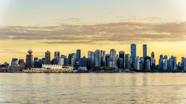 Vancouver, British Columbia/Kanada - 11 Temmuz 2019: Float Uçak Terminali ve Yüksek Katlı Binalar Downtown ve Coal Harbour silüeti oluşturuyor. Vancouver Limanı'nda bir Harbor Cruise gemisinden görüntülendi