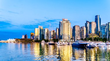 Vancouver, British Columbia/Kanada - 11 Temmuz 2019: Downtown ve Coal Harbour silüeti oluşturan Yüksek Katlı Binaların Üzerinde Gün batımı. Vancouver Limanı'nda bir Harbor Cruise gemisinden görüntülendi