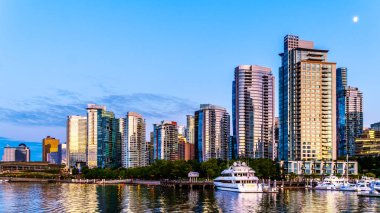 Vancouver, British Columbia/Kanada - 11 Temmuz 2019: Downtown ve Coal Harbour silüeti oluşturan Yüksek Katlı Binaların Üzerinde Gün batımı. Vancouver Limanı'nda bir Harbor Cruise gemisinden görüntülendi