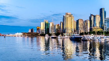 Vancouver, British Columbia/Kanada - 11 Temmuz 2019: Downtown ve Coal Harbour silüeti oluşturan Yüksek Katlı Binaların Üzerinde Gün batımı. Vancouver Limanı'nda bir Harbor Cruise gemisinden görüntülendi