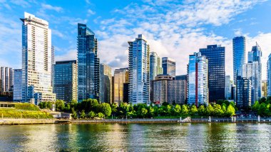 Vancouver, British Columbia/Kanada - 11 Temmuz 2019: Yüksek Katlı Binalar Vancouver Limanı'ndan görüntülenen Downtown ve Coal Harbour silüeti oluşturuyor