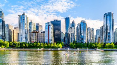 Vancouver, British Columbia/Kanada - 11 Temmuz 2019: Yüksek Katlı Binalar Vancouver Limanı'ndan görüntülenen Downtown ve Coal Harbour silüeti oluşturuyor