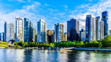 Vancouver, British Columbia/Kanada - 11 Temmuz 2019: Yüksek Katlı Binalar Vancouver Limanı'ndan görüntülenen Downtown ve Coal Harbour silüeti oluşturuyor