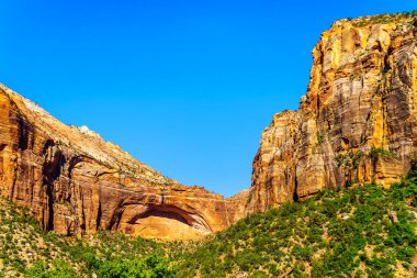 Doğu Tapınağı Dağı, Kanyon Tepesi ve Köprü Dağı ile Büyük Kemer ABD 'nin Utah eyaletindeki Zion Ulusal Parkı' ndaki Zion-Mount Carmel Otoyolu 'ndan görüldü. 