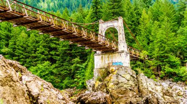 Spuzzum ve Cehennem Kapısı arasındaki tarihi İkinci Alexandra Köprüsü British Columbia, Kanada 'daki Trans Canada Otoyolu