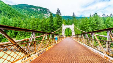 Spuzzum ve Cehennem Kapısı arasındaki tarihi İkinci Alexandra Köprüsü British Columbia, Kanada 'daki Trans Canada Otoyolu