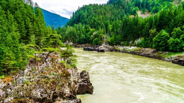 Kudretli Fraser Nehri boyunca uzanan engebeli kıyı şeridi İkinci Alexandra Köprüsü 'nün bulunduğu yerde.