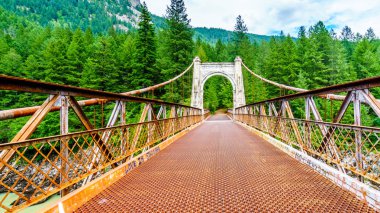Spuzzum ve Cehennem Kapısı arasındaki tarihi İkinci Alexandra Köprüsü British Columbia, Kanada 'daki Trans Canada Otoyolu