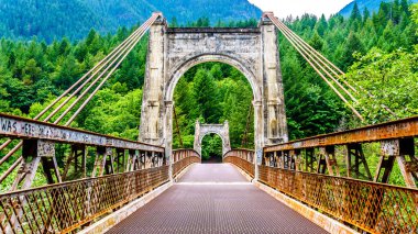 Spuzzum ve Cehennem Kapısı arasındaki tarihi İkinci Alexandra Köprüsü British Columbia, Kanada 'daki Trans Canada Otoyolu