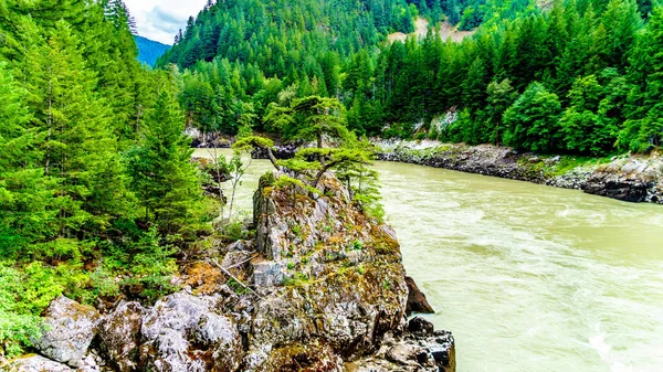 Costa Acidentada Com Grandes Formações Rochosas Longo Poderoso Rio Fraser — Fotografia de Stock
