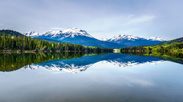 カナダ ブリティッシュコロンビア州のロブソン州立公園のイエローヘッド湖の滑らかな水面にロッキー山脈の範囲の反射 — ストック写真