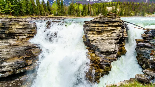 Las Cataratas Athabasca Agua Del Río Athabasca Vierte Dura Capa — Foto de Stock