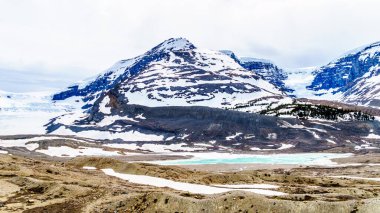 Jasper Ulusal Parkı, Alberta, Kanada 'daki Columbia Buzulları' ndaki Athabasca Buzulu 'nun dibinde bir turkuaz Buzul Gölü.
