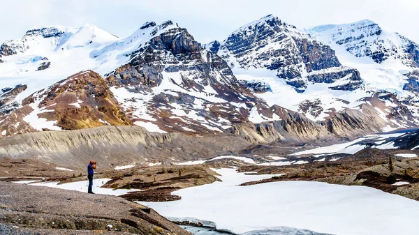 Fotograaf Maakt Een Foto Van Athabasca Gletsjer Met Achtergrond Mount — Stockfoto