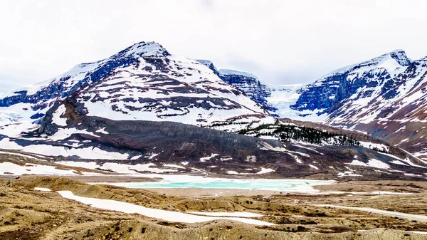 Ein Türkisfarbener Gletschersee Auf Dem Grund Des Athabasca Gletschers Den — Stockfoto