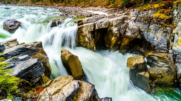 Νερό Του Ποταμού Sunwapta Πέφτει Στην Άκρη Του Sunwapta Falls — Φωτογραφία Αρχείου
