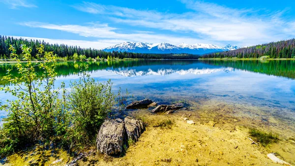 Lago Patricia Com Reflexos Dos Picos Cobertos Neve Das Montanhas — Fotografia de Stock