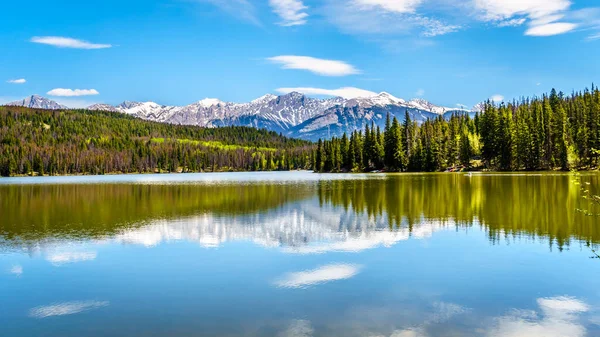 Refleksja Nad Łańcuchem Górskim Colin Jeziorze Pyramid Parku Narodowym Jasper — Zdjęcie stockowe