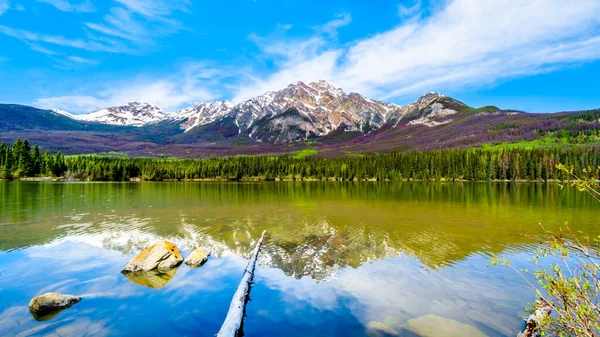 Reflexão Montanha Pirâmide Cordilheira Victoria Cross Lago Pirâmide Parque Nacional — Fotografia de Stock