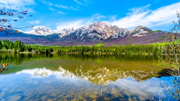 Spiegelbild Des Pyramidenberges Der Victoria Cross Range Pyramidensee Jasper National — Stockfoto