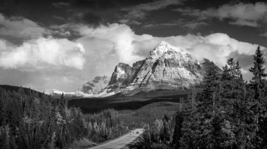 Fitzwilliam Dağı 'nın doğusundaki British Columbia, Kanada ve Kanada' daki Yellowhead Highway 'in siyah ve beyaz fotoğrafı.