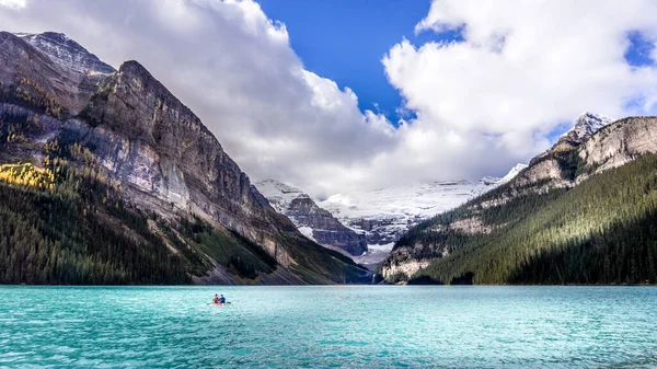 Kanoistika Tyrkysových Vodách Jezera Louise Skalistých Horách Národním Parku Banff — Stock fotografie