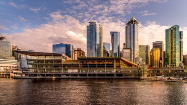 Vancouver, British Columbia / Canada - 11 Temmuz 2019: Vancouver şehir merkezindeki Burrard körfezinin kıyısındaki Yüzen Uçak Terminali üzerinde gün batımı