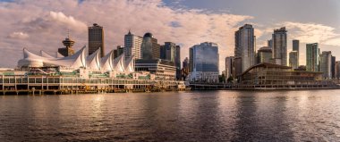 Vancouver, British Columbia / Canada - 11 Temmuz 2019: Panorama View of Sunset over Canada Place, the Cruise Ship Terminal at the Burrard Inlet in Downtown Vancouver