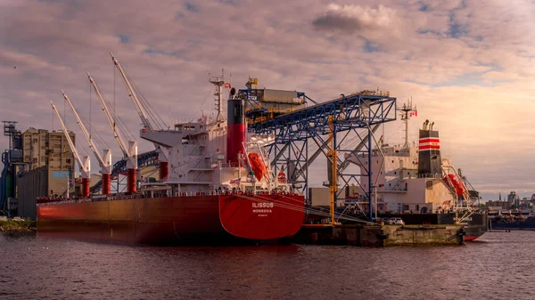 温哥华 不列颠哥伦比亚省 2019年7月11日 船只停泊在温哥华港口伯拉德湾沿岸的不列颠哥伦比亚省糖厂码头 — 图库照片