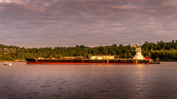加拿大温哥华 2019年7月11日 油轮停泊在伯纳比炼油厂 Burnaby Refinery 附近的日落处 位于伯纳德湾 Burrard Inlet 和温哥华港 — 图库照片