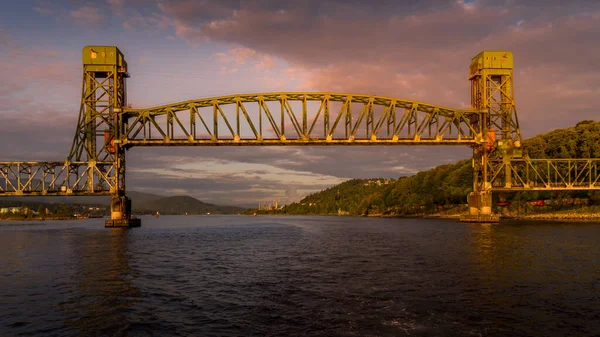 Solnedgång Över Den Upphöjda Järnvägsbron Över Second Narrows Burrard Inlet — Stockfoto