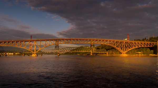 Zachód Słońca Nad Drugim Wąskim Mostem Ironworkers Bridge Autostradzie Trans — Zdjęcie stockowe