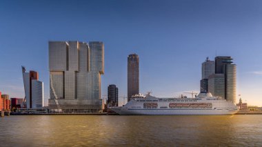 Rotterdam / Hollanda - 26 Eylül 2018: Modern mimari yüksek binalar ve Rotterdam 'daki Nieuwe Maas Nehri' ndeki Hollanda Amerikakade gemi terminalinde bir Cruise gemisi