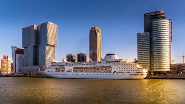 Rotterdam / Hollanda - 26 Eylül 2018: Modern mimari yüksek binalar ve Rotterdam 'daki Nieuwe Maas Nehri' ndeki Hollanda Amerikakade gemi terminalinde bir Cruise gemisi