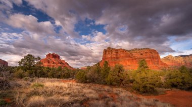 Bell Rock üzerindeki bulutlar ve mavi gökyüzü ve Adliye Binası Butte Oak Creek Köyü ile Kuzey Arizona 'daki Sedona kasabası arasında, Coconino Ulusal Ormanı, Amerika Birleşik Devletleri
